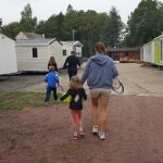 Family visiting the bungalows at camping Pré des moines