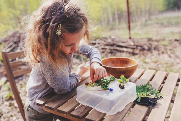Girl sorting flowers at the Pré des moines camping farm